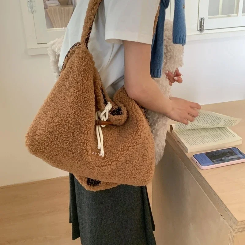 Winter Shoulder Bag For Women Elegant Minimalist Small Plush Handbag With Top Handle Underarm Cozy Gift For Teens Holiday Party
Winter Shoulder Bag For Women Elegant Minimalist Small Plush Handbag With Top Handle Underarm Cozy Gift For Teens Holiday Party