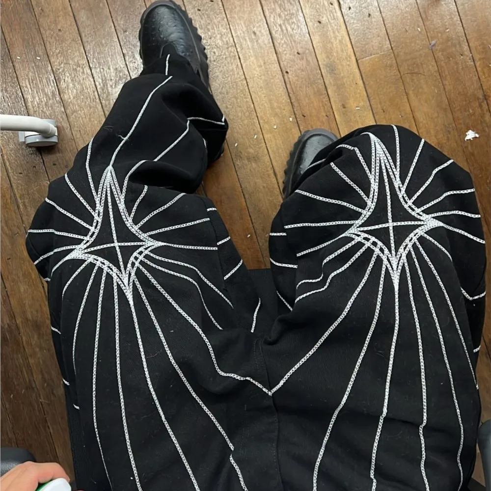 Мужские джинсы с вышивкой в виде радиальной сетки, джинсовые прямые брюки в полоску, уличные винтажные модные трендовые корейские брюки Y2k, готические
Мужские джинсы с вышивкой в виде радиальной сетки, джинсовые прямые брюки в полоску, уличные винтажные модные трендовые корейские брюки Y2k, готические