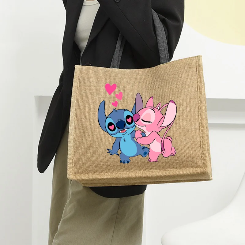 Lilo Stitch Beach Bag for Women Burlap Tote Beach Shoulder Bag Handbag Containers with Handles Reusable Cute Tote Gift Bags
Lilo Stitch Beach Bag for Women Burlap Tote Beach Shoulder Bag Handbag Containers with Handles Reusable Cute Tote Gift Bags