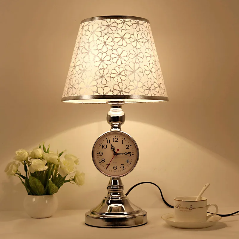 European Style Bedroom Bedside Desk Lamp Retro with Clock Study Table Light Creative and Romantic Wedding Room Lamps Decor Led
European Style Bedroom Bedside Desk Lamp Retro with Clock Study Table Light Creative and Romantic Wedding Room Lamps Decor Led