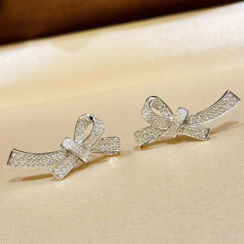 S925 Sterling Silver Bow Ribbon Full Diamond Stud Earrings – Luxurious & Elegant with High-End Glamour
S925 Sterling Silver Bow Ribbon Full Diamond Stud Earrings – Luxurious & Elegant with High-End Glamour