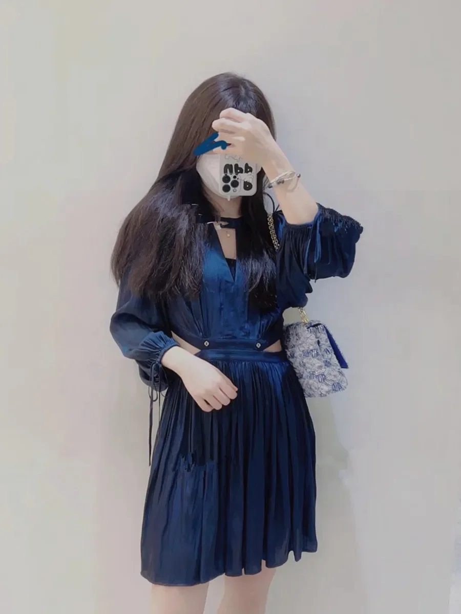 Women Mini Dress Pleated V-Neck Waist Hollow out Puff Sleeve Solid Color Elegant Spring 2024 Robe
Women Mini Dress Pleated V-Neck Waist Hollow out Puff Sleeve Solid Color Elegant Spring 2024 Robe