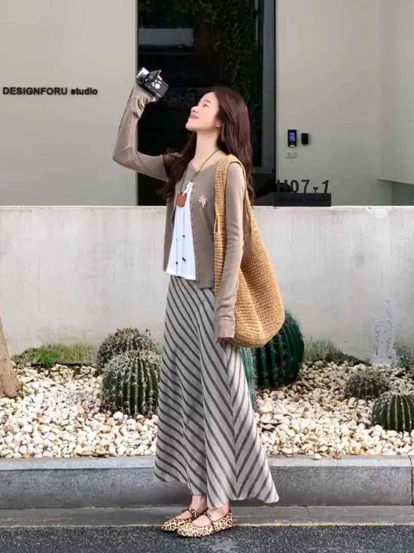 Early Autumn Art Student Knitted Open Cardigan And Inner Shirt Set Women's Fashion Half-length Skirt with Retro Diagonal Stripes
Early Autumn Art Student Knitted Open Cardigan And Inner Shirt Set Women's Fashion Half-length Skirt with Retro Diagonal Stripes