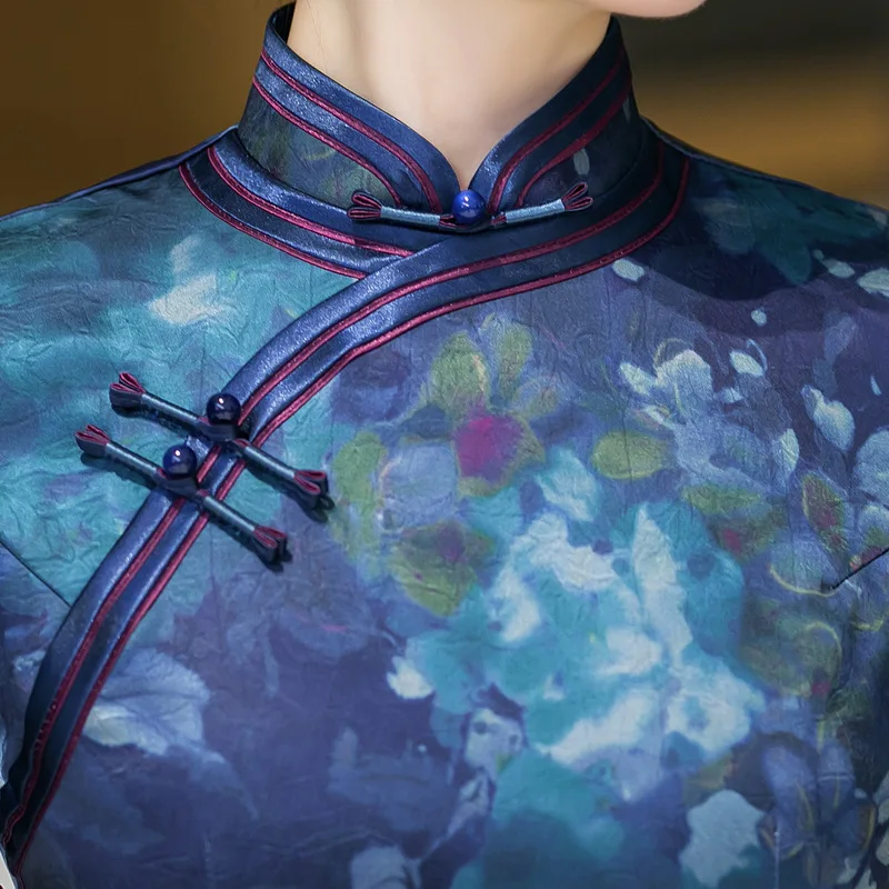 Yourqipao Summer Navy Blue Retro Stand-up Collar Cheongsam Catwalk Show Chinese Style Evening Dress Qipao for Women Party
Yourqipao Summer Navy Blue Retro Stand-up Collar Cheongsam Catwalk Show Chinese Style Evening Dress Qipao for Women Party
