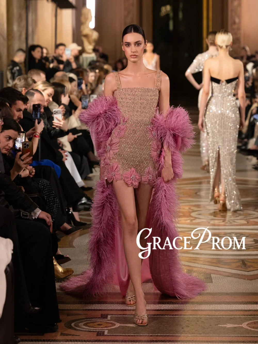 Opulent Beaded Mini Evening Dress With Feathered Shawl Square Neck Elegant Wedding Party Gown Customized Dreamy Red Carpet Gowns
Opulent Beaded Mini Evening Dress With Feathered Shawl Square Neck Elegant Wedding Party Gown Customized Dreamy Red Carpet Gowns