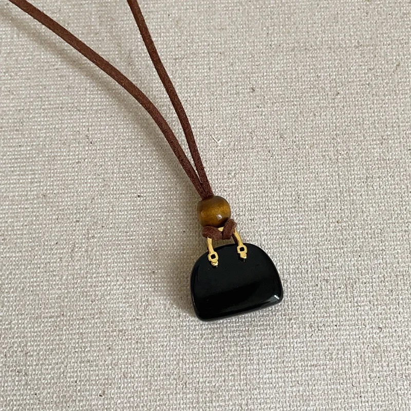 Retro Luxury Resin Metal Necklace for Women Autumn Winter Stylish Elegant Versatile Sweater Chain Daily Accessory
Retro Luxury Resin Metal Necklace for Women Autumn Winter Stylish Elegant Versatile Sweater Chain Daily Accessory