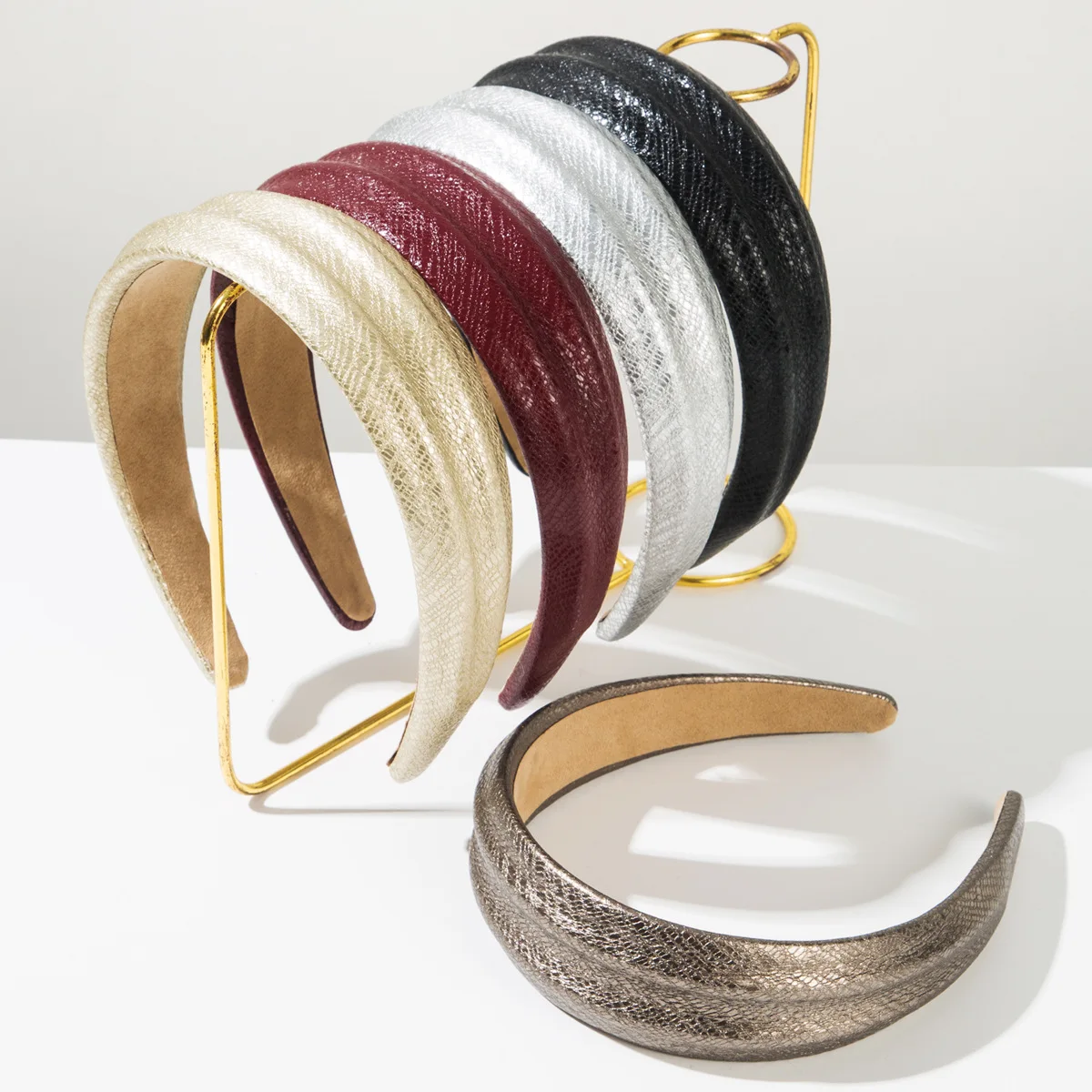 Korean Fashion Concave-Convex Design Snake Pattern Leather Headband Simple Wide Edge New Daily Matching Hair Accessories
Korean Fashion Concave-Convex Design Snake Pattern Leather Headband Simple Wide Edge New Daily Matching Hair Accessories