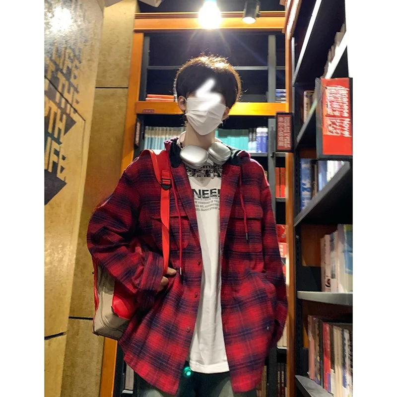 Красная клетчатая толстовка с капюшоном и длинными рукавами для мужчин, осенняя, в американском ретро-стиле, молодежная, модная, свободного кроя
Красная клетчатая толстовка с капюшоном и длинными рукавами для мужчин, осенняя, в американском ретро-стиле, молодежная, модная, свободного кроя