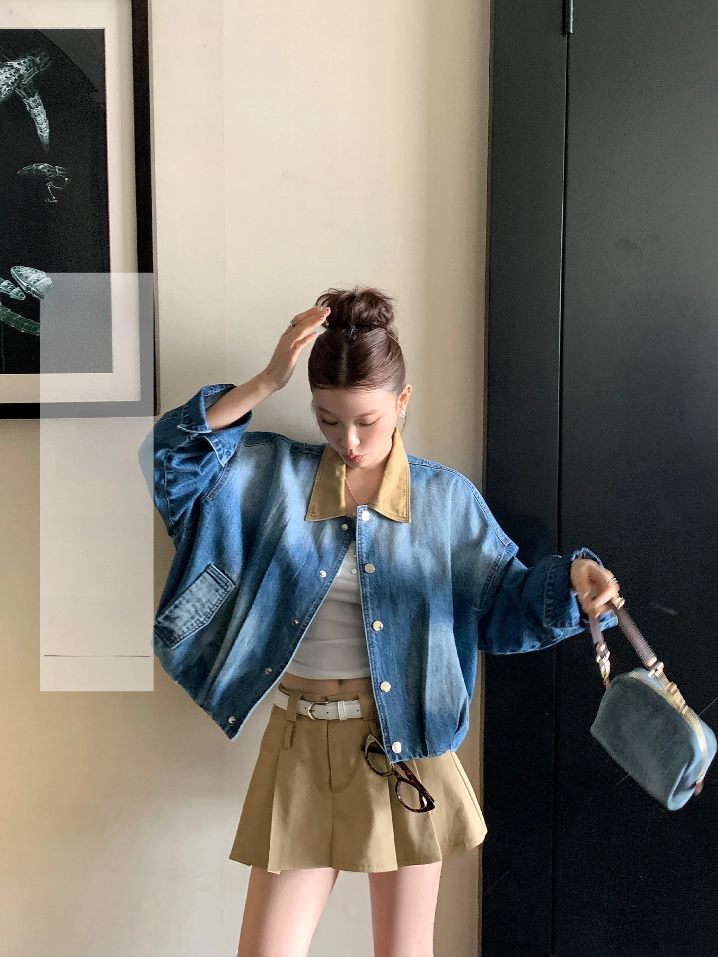 LIONE Short Washed Vintage Color Block White Jeans Jacket Women's Casual Style Straight Leg Jacket Short Length Button Closure
LIONE Short Washed Vintage Color Block White Jeans Jacket Women's Casual Style Straight Leg Jacket Short Length Button Closure