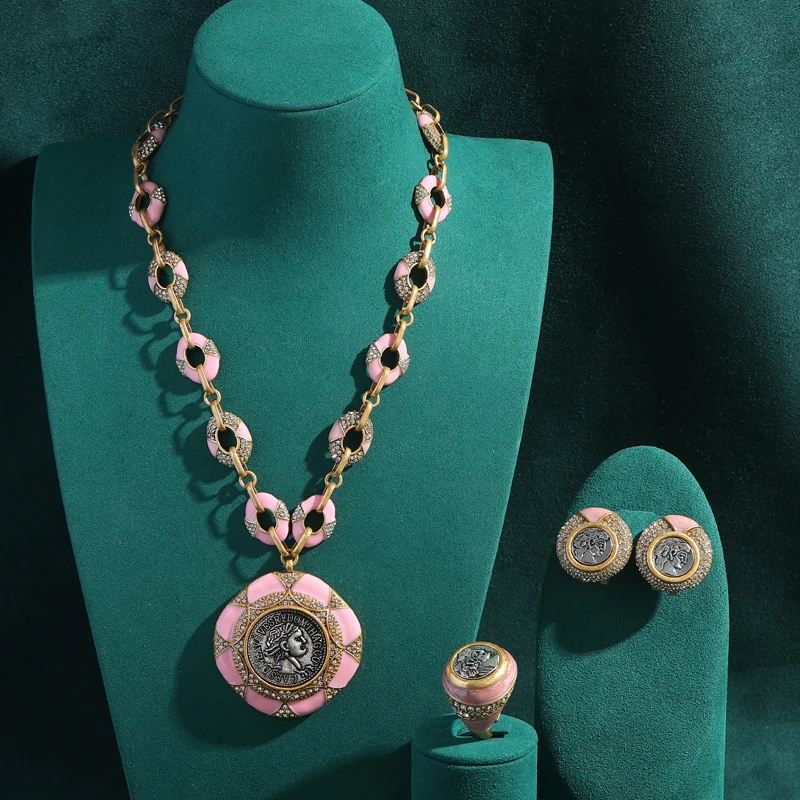 Vintage Full of Rhinestone Round Ancient Coin Beauty Head Pink Jewelry Sets for Women Copper Pendant Antique Bride Accesories
Vintage Full of Rhinestone Round Ancient Coin Beauty Head Pink Jewelry Sets for Women Copper Pendant Antique Bride Accesories