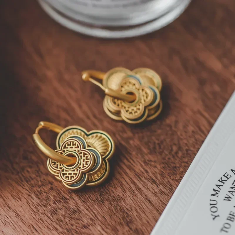 Retro window grilles, a multi-wear earring, niche high-end court design earrings, earrings.
Retro window grilles, a multi-wear earring, niche high-end court design earrings, earrings.