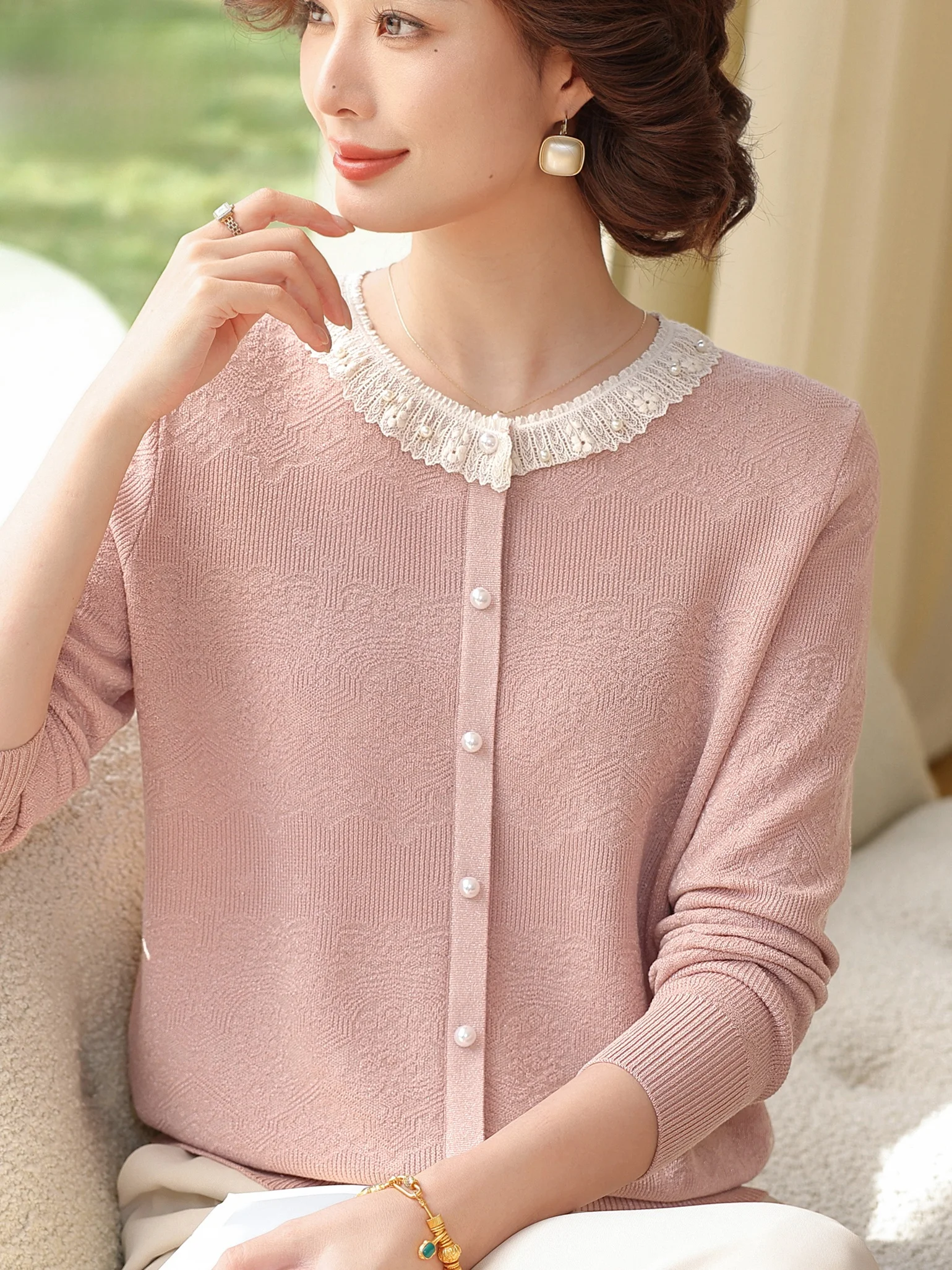 Spring Knitted irt Women Middle Aged And ly Lace Collar Pearl Button Faionable Anti-Aging Top Overhead Base irt T-...
Spring Knitted irt Women Middle Aged And ly Lace Collar Pearl Button Faionable Anti-Aging Top Overhead Base irt T-...