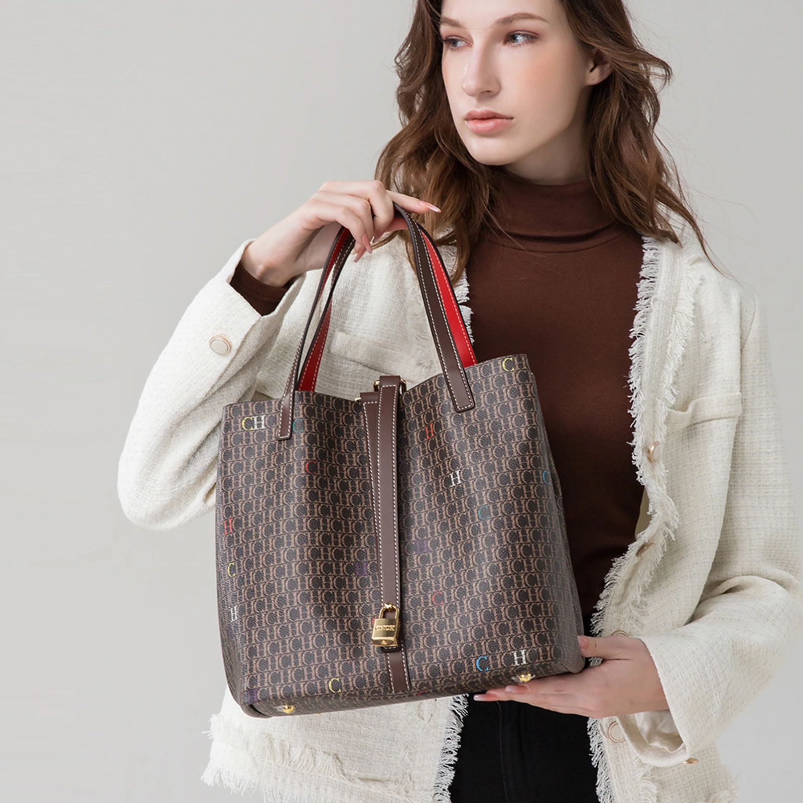 Classic Style Women's Large-capacity Handbag Letters Print Design Small Metal Accessories Exquisite Workmanship
Classic Style Women's Large-capacity Handbag Letters Print Design Small Metal Accessories Exquisite Workmanship