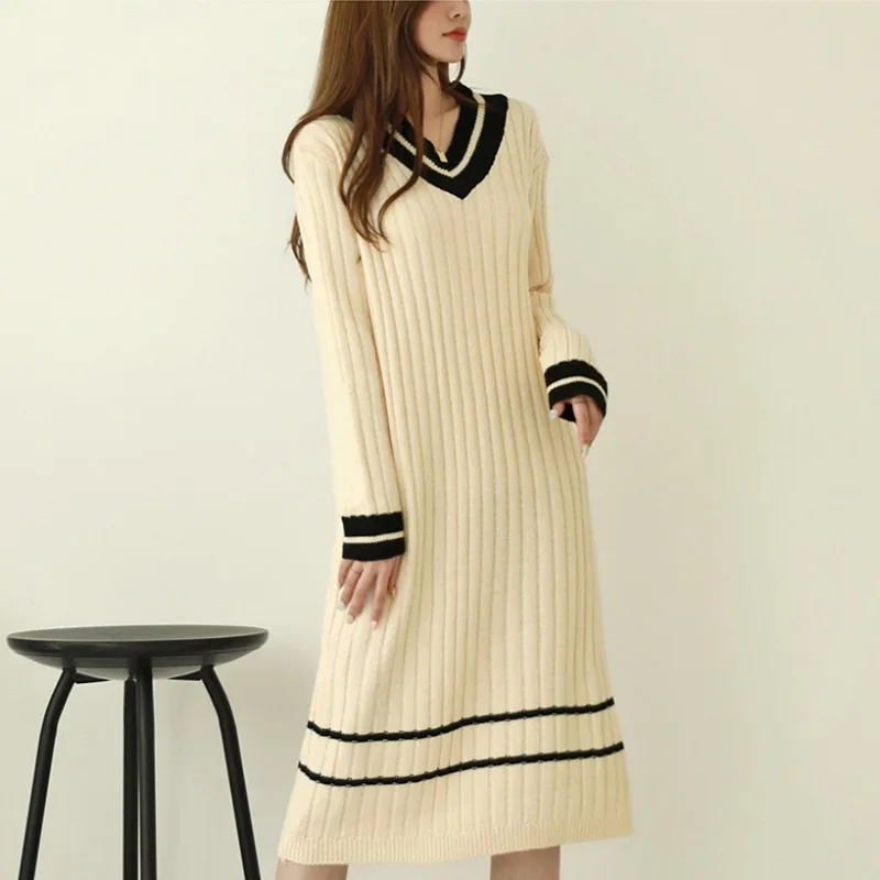 NEW European and American loose knee length sweater, Korean gentle and elegant temperament, V-neck knitted thick dress
NEW European and American loose knee length sweater, Korean gentle and elegant temperament, V-neck knitted thick dress