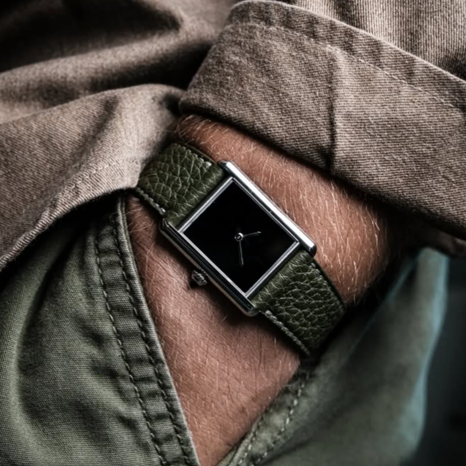 CILOA Черные квадратные часы-танка для мужчин, роскошный подарок в стиле ретро, высокое качество, новые водонепроницаемые простые высококачественные кварцевые часы 2025 года
CILOA Черные квадратные часы-танка для мужчин, роскошный подарок в стиле ретро, высокое качество, новые водонепроницаемые простые высококачественные кварцевые часы 2025 года