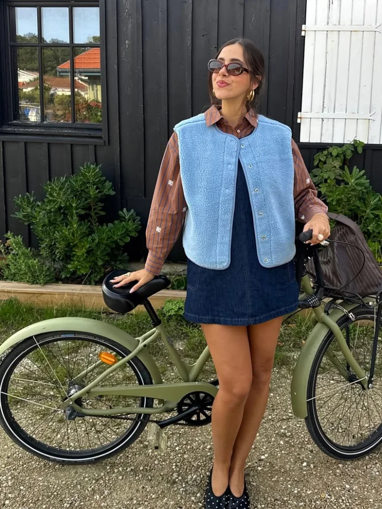 Blue Lamb Wool Vest Women Fashion Casual Round Neck Single-breasted Short Vests Lady 2025 Autumn New Daily Commute Outerwears
Blue Lamb Wool Vest Women Fashion Casual Round Neck Single-breasted Short Vests Lady 2025 Autumn New Daily Commute Outerwears
