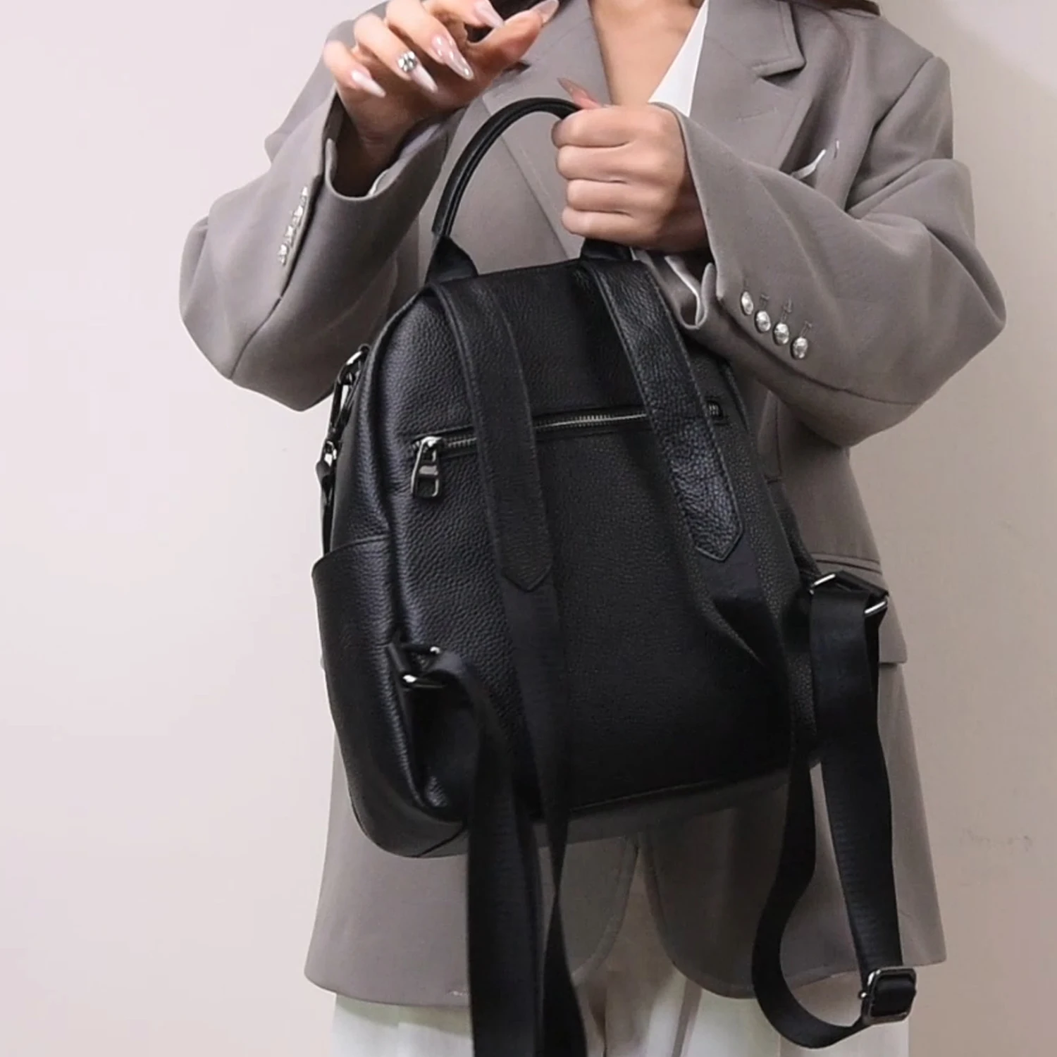 Real Leather Backpacks woman Urban fashion Anti-theft Premium Leather Hardware adjustable shoulder strap Backpack
Real Leather Backpacks woman Urban fashion Anti-theft Premium Leather Hardware adjustable shoulder strap Backpack 