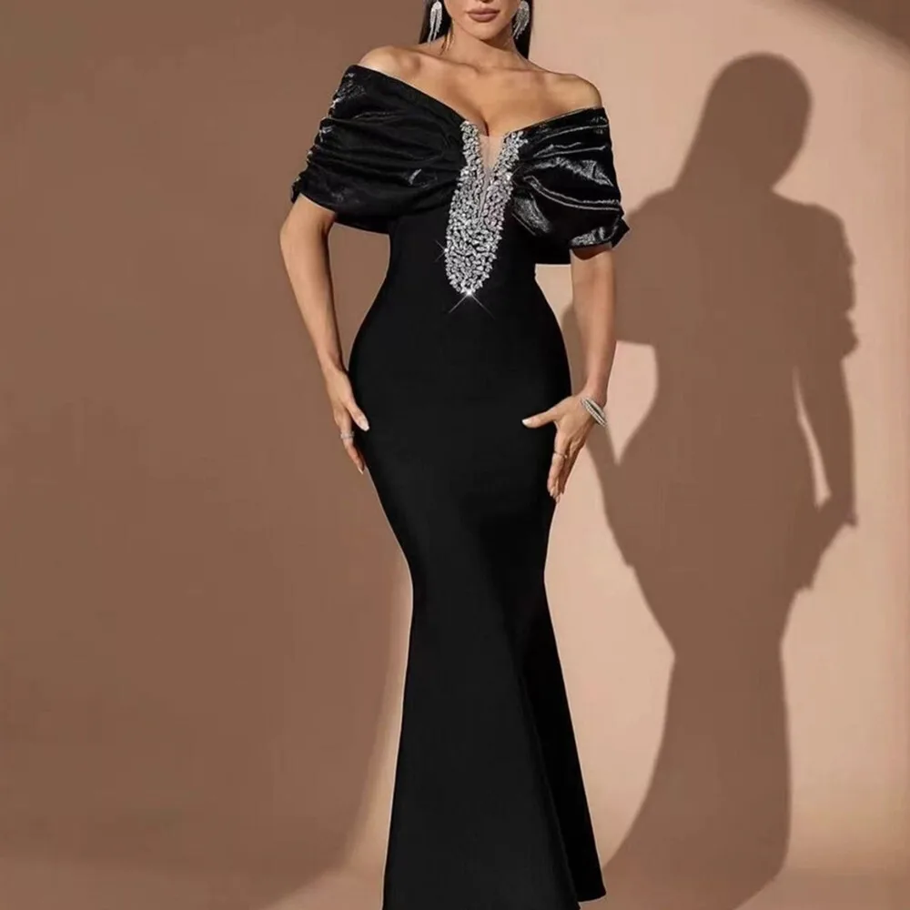 Элегантное черное платье макси с пайетками, эластичным поясом и эффектом утяжки, для вечеринок и торжественных мероприятий.
Элегантное черное платье макси с пайетками, эластичным поясом и эффектом утяжки, для вечеринок и торжественных мероприятий.