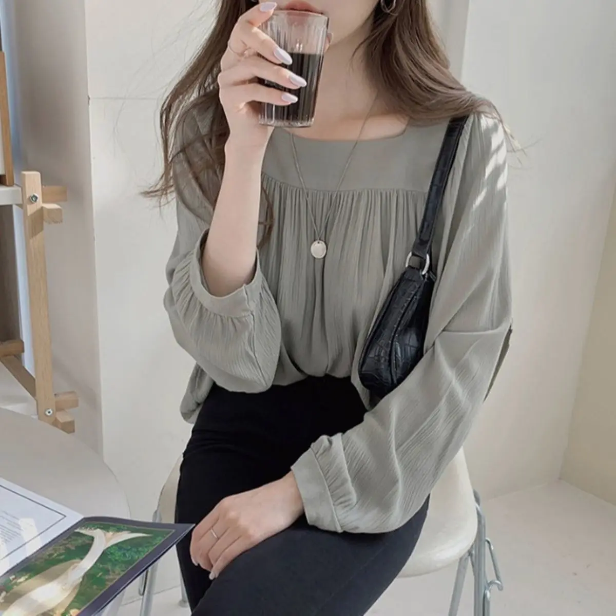 Solid Color Long Sleeved Chiffon Shirt for Women Summer French Style Loose Square Neck Temperament Tops Fashion Women Clothing
Solid Color Long Sleeved Chiffon Shirt for Women Summer French Style Loose Square Neck Temperament Tops Fashion Women Clothing