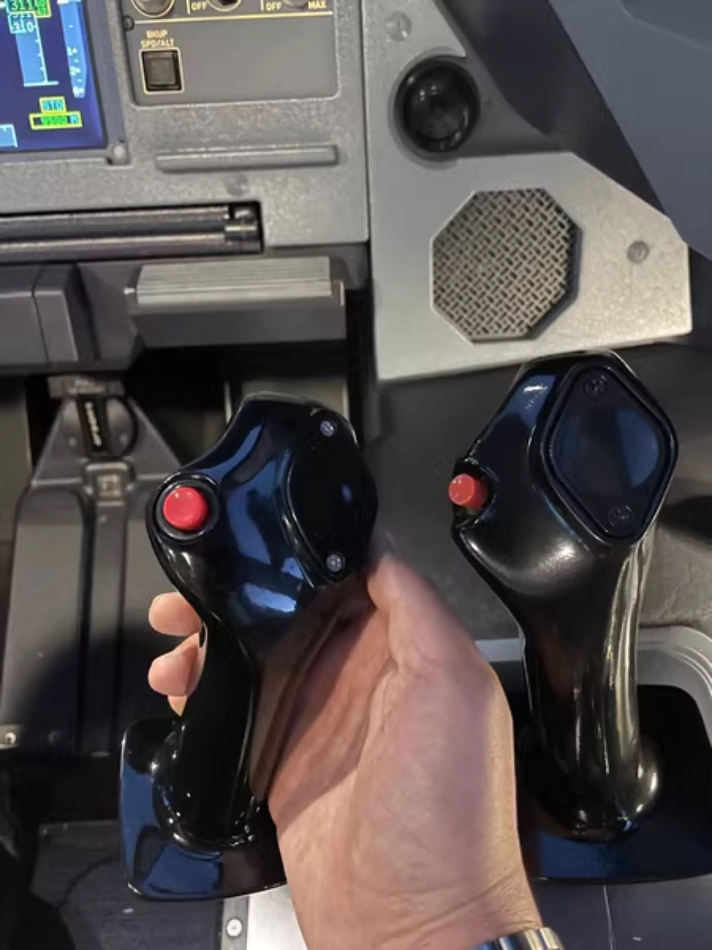 For The Emulated Airbus A320 Fenix Airbus Flight Joystick Is A Reproduction of The XPLANE 2020
For The Emulated Airbus A320 Fenix Airbus Flight Joystick Is A Reproduction of The XPLANE 2020