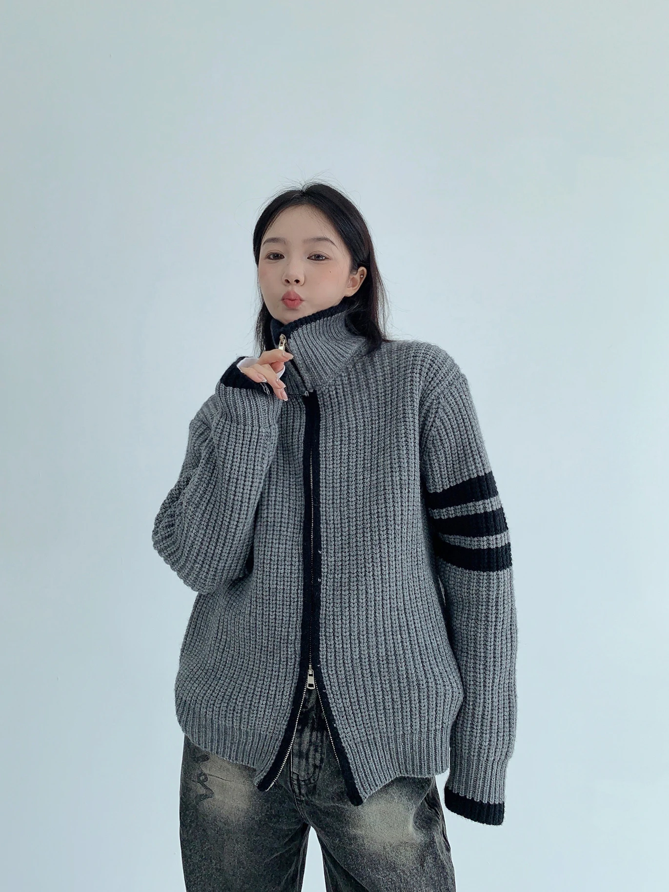 Ретро-кардиган из утолщенной вязки для женщин: приталенный, теплый, с воротником-стойкой, модный уличный стиль, зимний вариант
Ретро-кардиган из утолщенной вязки для женщин: приталенный, теплый, с воротником-стойкой, модный уличный стиль, зимний вариант