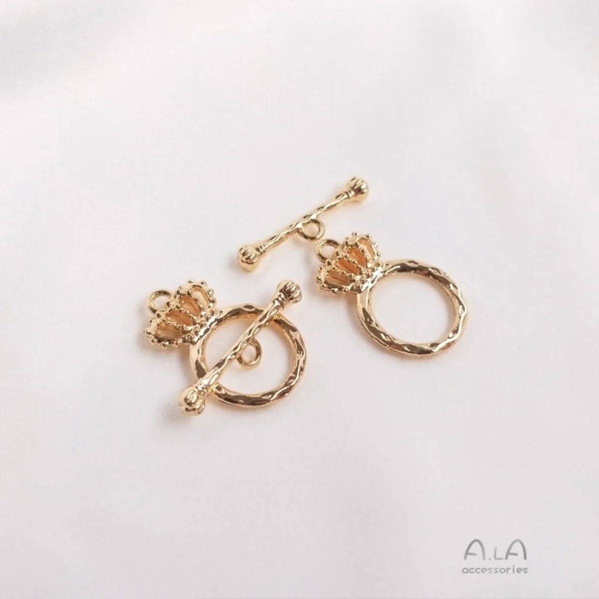 1PCS 14K Real Gold Plated OT Clasp with Crown, Cat & Heart Shapes, Connector for DIY Bracelet & Necklace
1PCS 14K Real Gold Plated OT Clasp with Crown, Cat & Heart Shapes, Connector for DIY Bracelet & Necklace