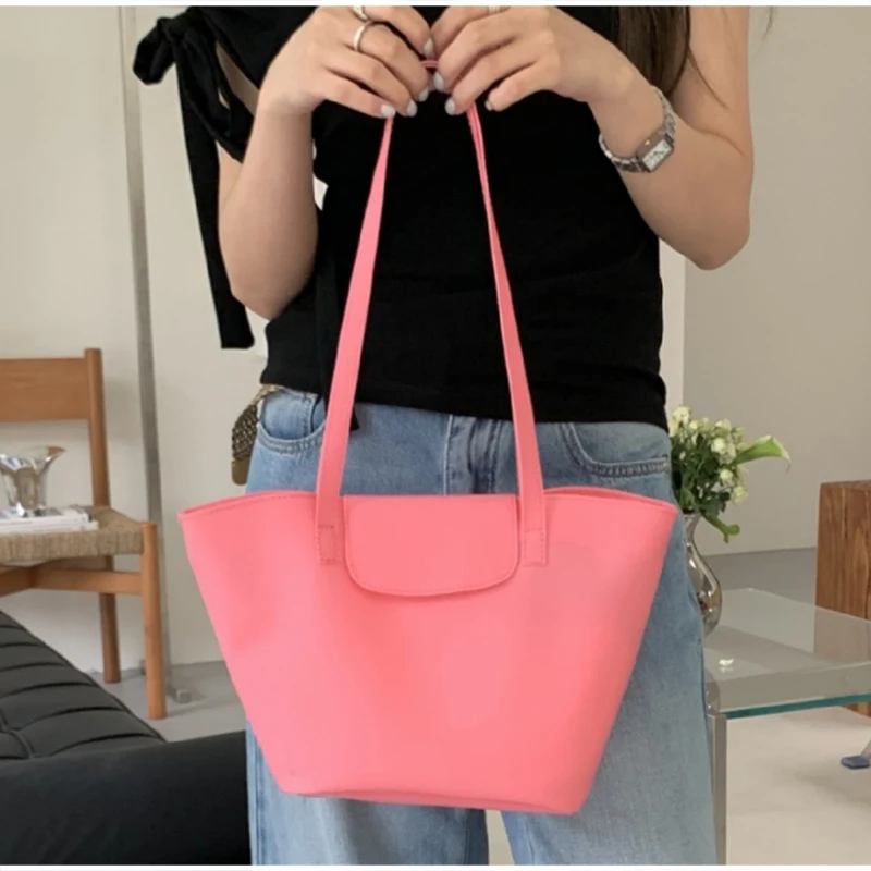 Summer Transparent Jelly Shoulder Bag Trendy Niche Macaron-colored Handbag Simple Commuter Tote Bag Women's New Underarm Bag
Summer Transparent Jelly Shoulder Bag Trendy Niche Macaron-colored Handbag Simple Commuter Tote Bag Women's New Underarm Bag