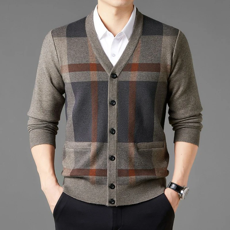 Деловой повседневный элегантный мужской кардиган с v-образным вырезом, осень-зима 2024, теплый толстый свитер, вязаный свитер в клетку в британском стиле. 
Деловой повседневный элегантный мужской кардиган с v-образным вырезом, осень-зима 2024, теплый толстый свитер, вязаный свитер в клетку в британском стиле.