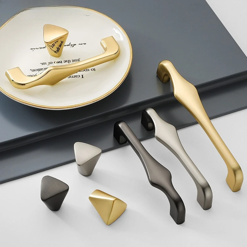 Золотисто-серые ручки шкафа, дверная ручка кухонного шкафа и ручка, ручки ящика для гардероба, дверная ручка, мебельная фурнитура
Золотисто-серые ручки шкафа, дверная ручка кухонного шкафа и ручка, ручки ящика для гардероба, дверная ручка, мебельная фурнитура