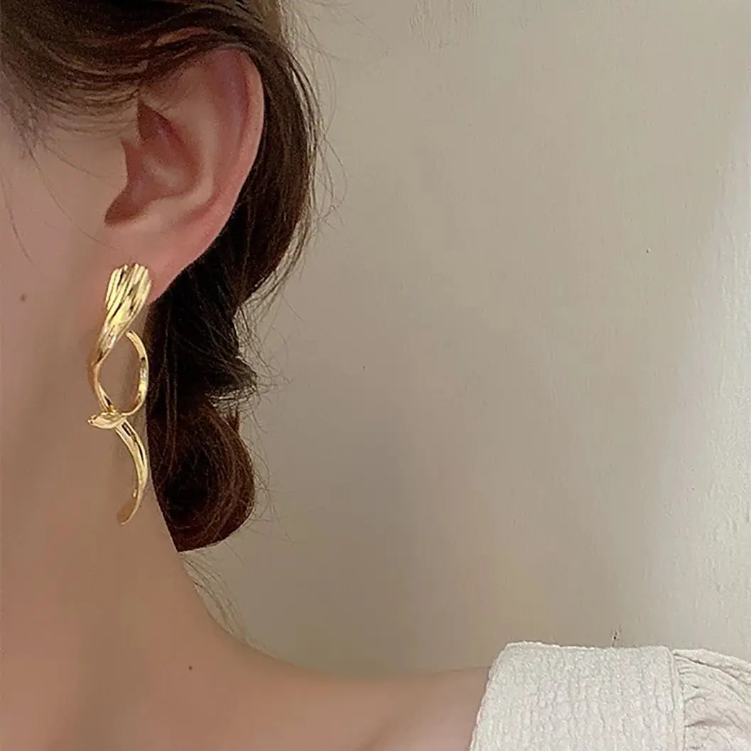 AENSOA New Trendy Irregular Gold Color Metal Drop Earrings Abstract Twist Long Hanging Earrings for Women Unique Design Jewelry 
AENSOA New Trendy Irregular Gold Color Metal Drop Earrings Abstract Twist Long Hanging Earrings for Women Unique Design Jewelry