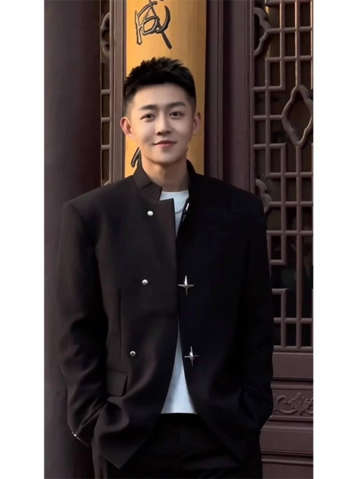 New Chinese Sle Men's Casual Suit Jaet Bla Stand Collar Spring Autumn Trendy Brand Haome Leisure Western Suit
New Chinese Sle Men's Casual Suit Jaet Bla Stand Collar Spring Autumn Trendy Brand Haome Leisure Western Suit