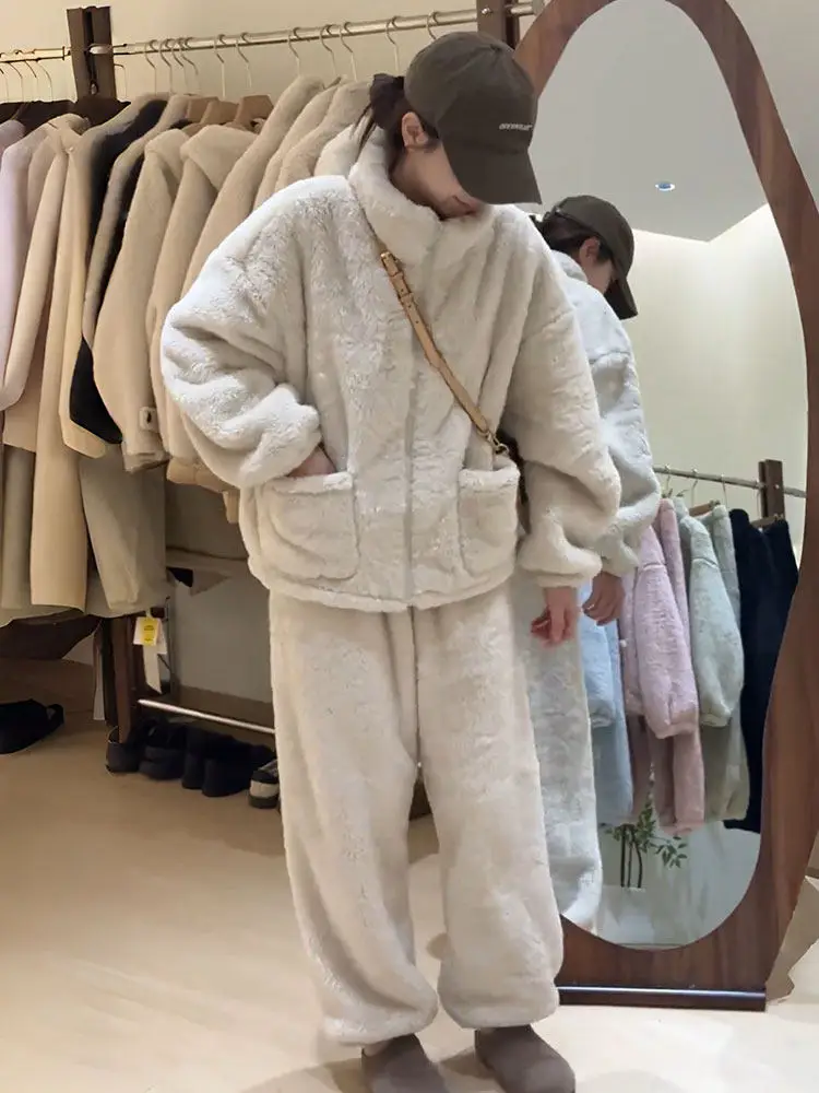 Корейский стильный комплект домашней одежды из флиса с подкладкой, теплый, из двух предметов, для женщин, повседневный, свободный, можно носить на улице, как пижаму.
Корейский стильный комплект домашней одежды из флиса с подкладкой, теплый, из двух предметов, для женщин, повседневный, свободный, можно носить на улице, как пижаму.