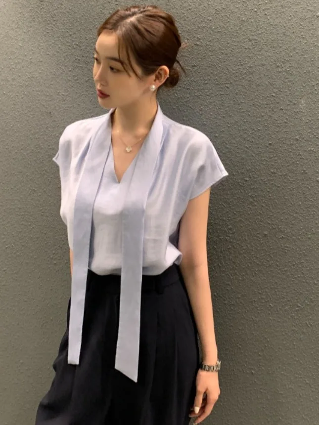 Chic Summer Soft Blue V-Ne Loose Casual Versatile Color ort Sve irt Women's Top with Sa Spring 2025
Chic Summer Soft Blue V-Ne Loose Casual Versatile Color ort Sve irt Women's Top with Sa Spring 2025