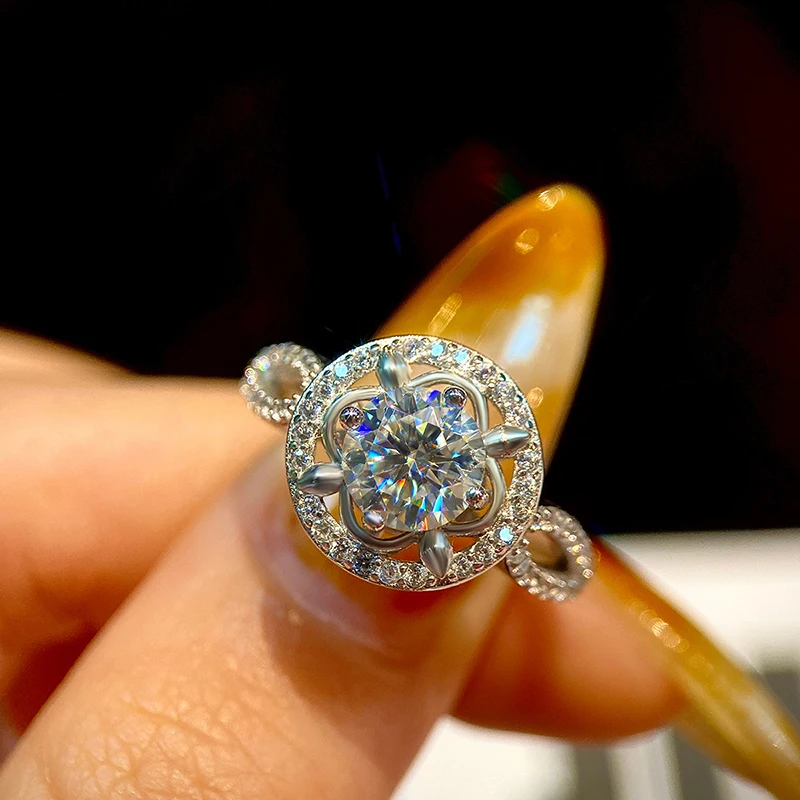GRA 1 карат с круглым муассанитом и бриллиантом, полое персонализированное кольцо для женщин, обручальное свадебное кольцо, настоящее серебро 925 пробы, роскошные ювелирные изделия
GRA 1 карат с круглым муассанитом и бриллиантом, полое персонализированное кольцо для женщин, обручальное свадебное кольцо, настоящее серебро 925 пробы, роскошные ювелирные изделия