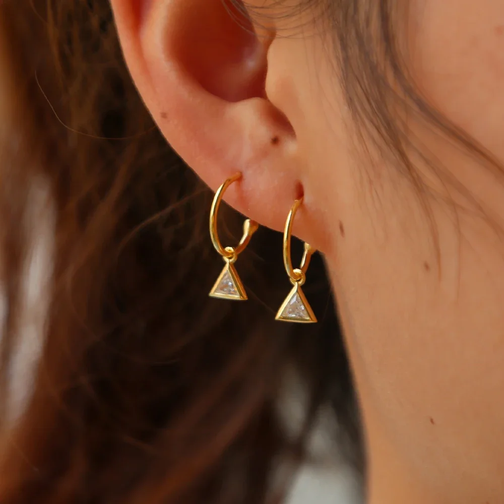 Серьги-подвески с геометрическим треугольником и кубическим цирконием, серебро 925 пробы, простые минимальные серьги изысканного серебра, круглые очаровательные ювелирные изделия
Серьги-подвески с геометрическим треугольником и кубическим цирконием, серебро 925 пробы, простые минимальные серьги изысканного серебра, круглые очаровательные ювелирные изделия