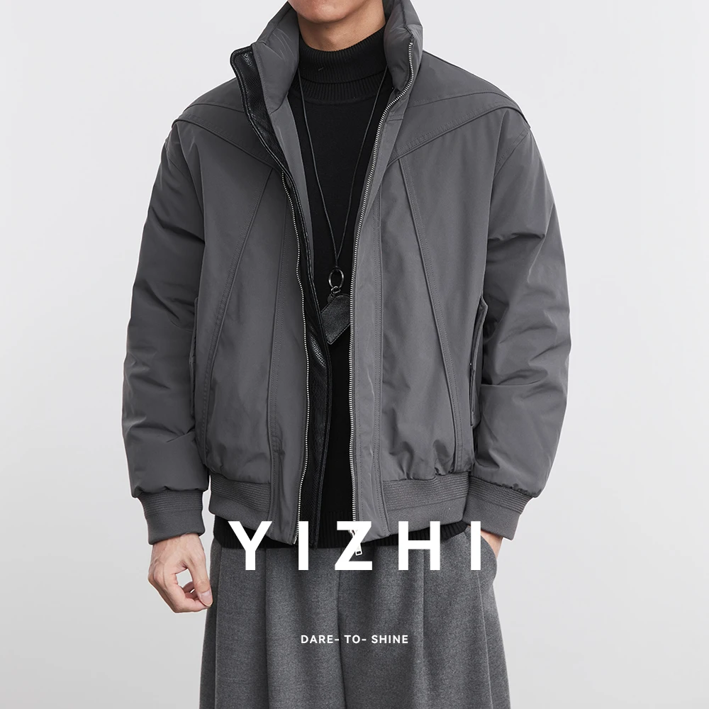 Мужская модная куртка из искусственной кожи с элементами структурированного дизайна Пуховик 2025: Новая зимняя теплая рабочая куртка из утиного пуха, укороченная, с воротником-стойкой
Мужская модная куртка из искусственной кожи с элементами структурированного дизайна Пуховик 2025: Новая зимняя теплая рабочая куртка из утиного пуха, укороченная, с воротником-стойкой