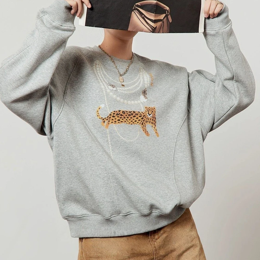 cool pearlescent leopard shadow print fleece sweater women's 2025 autumn and winter new loose design high-end top
cool pearlescent leopard shadow print fleece sweater women's 2025 autumn and winter new loose design high-end top