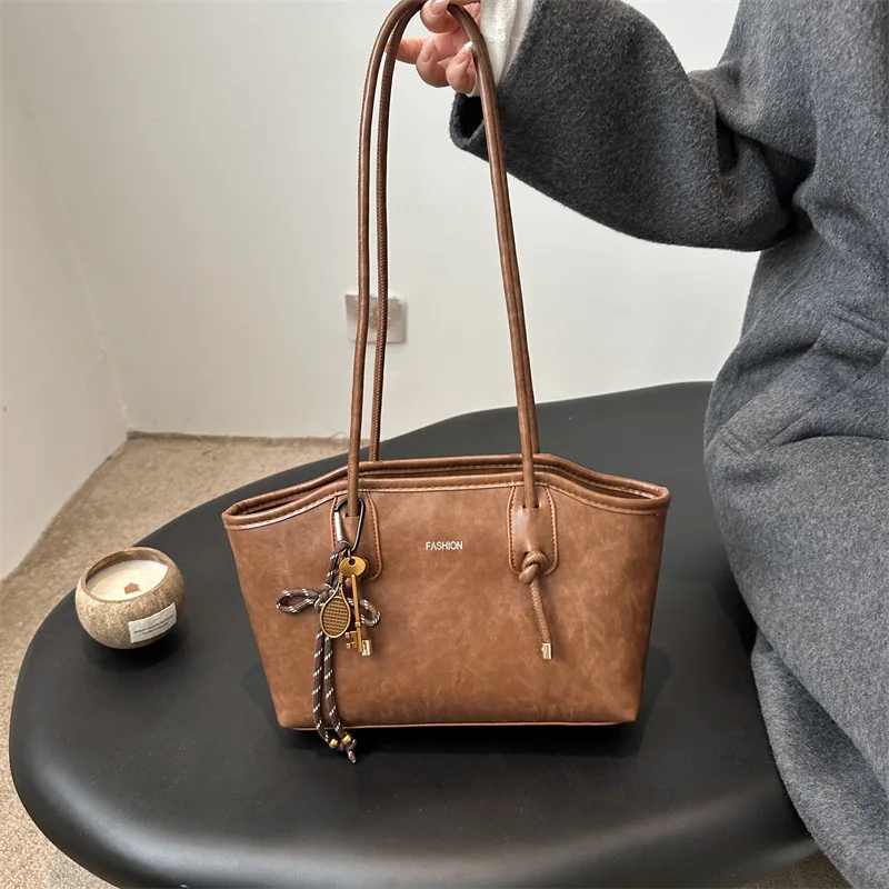 Leather Large Capacity Shoulder Bags For Women Trend Tote Bag With Pendant Female Crossbody Bag Lady Retro Handbags and Purses
Leather Large Capacity Shoulder Bags For Women Trend Tote Bag With Pendant Female Crossbody Bag Lady Retro Handbags and Purses