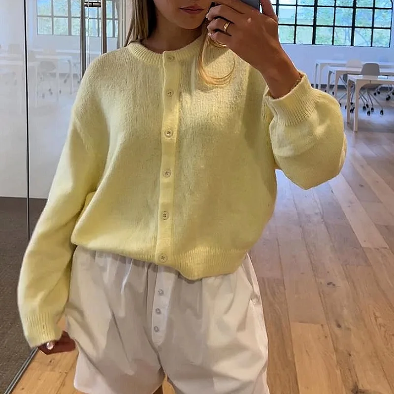 2025 New Women's Long Sved Button Versatile Knitted Cardigan Street Sle Loose Fit A-Line Open Cardigan Pure Color Autumn Winter
2025 New Women's Long Sved Button Versatile Knitted Cardigan Street Sle Loose Fit A-Line Open Cardigan Pure Color Autumn Winter
