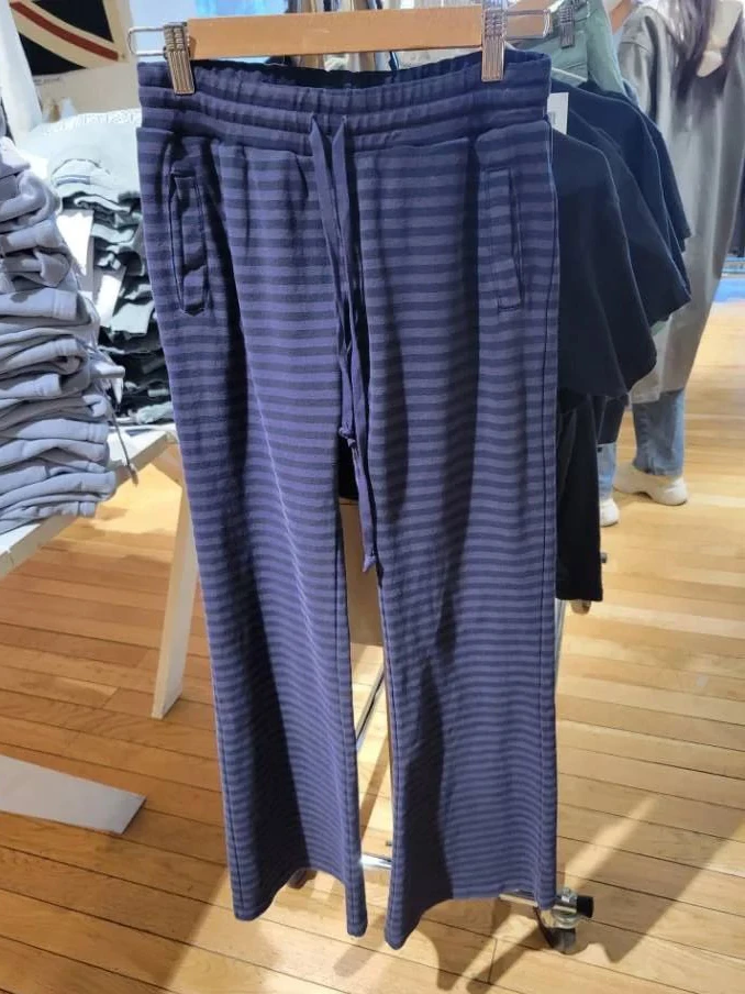New Navy Striped Sport Wide Leg Pants Women Autumn New High Waist Drawstring Trousers American Vintage Streetwear Sweatpants Y2k
New Navy Striped Sport Wide Leg Pants Women Autumn New High Waist Drawstring Trousers American Vintage Streetwear Sweatpants Y2k