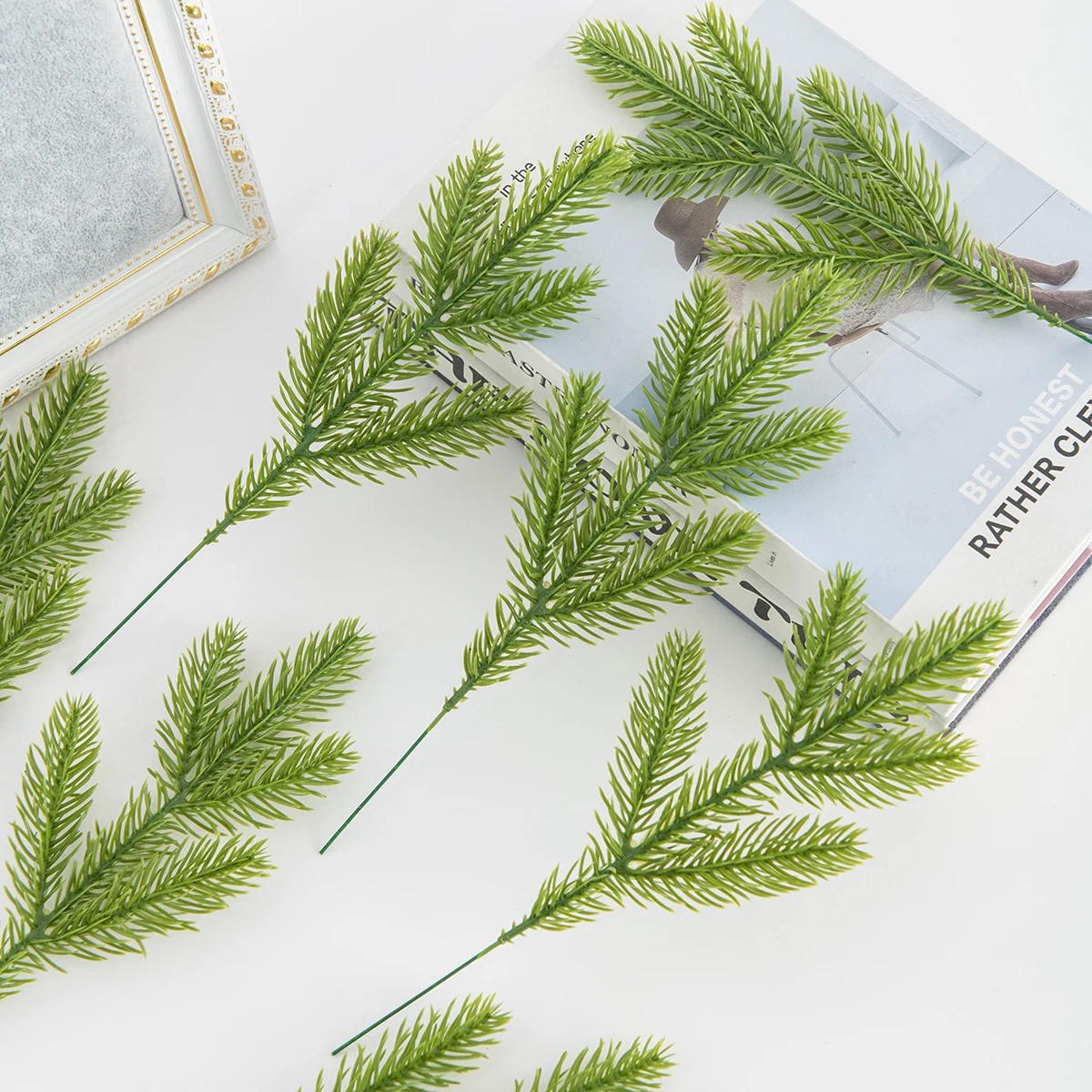 5PCS/10PCS Plastic pine needles New year eve Wedding bouquet Christmas Home Decoration DIY Gifts Artificial Flowers Fake Plants
5PCS/10PCS Plastic pine needles New year eve Wedding bouquet Christmas Home Decoration DIY Gifts Artificial Flowers Fake Plants