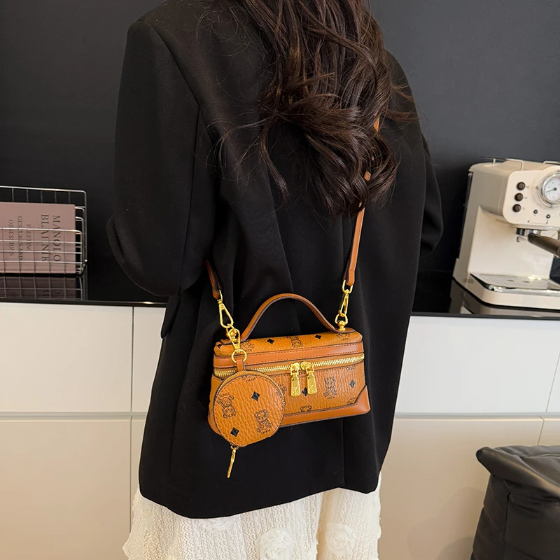 Элегантная классическая сумка-мессенджер для модных женщин с модным логотипом и универсальной функцией через плечо
Элегантная классическая сумка-мессенджер для модных женщин с модным логотипом и универсальной функцией через плечо