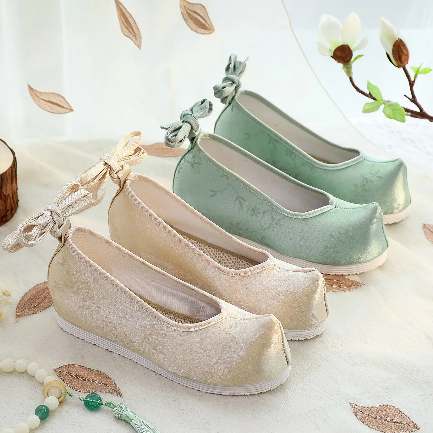 Женские туфли в китайском стиле Ханьфу из парчи с жаккардовым узором, круглым носком, тканевой верхней частью и резиновой подошвой, в старинном стиле
Женские туфли в китайском стиле Ханьфу из парчи с жаккардовым узором, круглым носком, тканевой верхней частью и резиновой подошвой, в старинном стиле