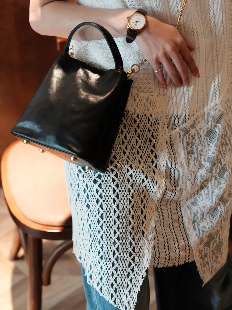 Fashion outdoor travel first layer cowhide women's bucket handbag weekend party designer handmade genuine leather shoulder bag
Fashion outdoor travel first layer cowhide women's bucket handbag weekend party designer handmade genuine leather shoulder bag