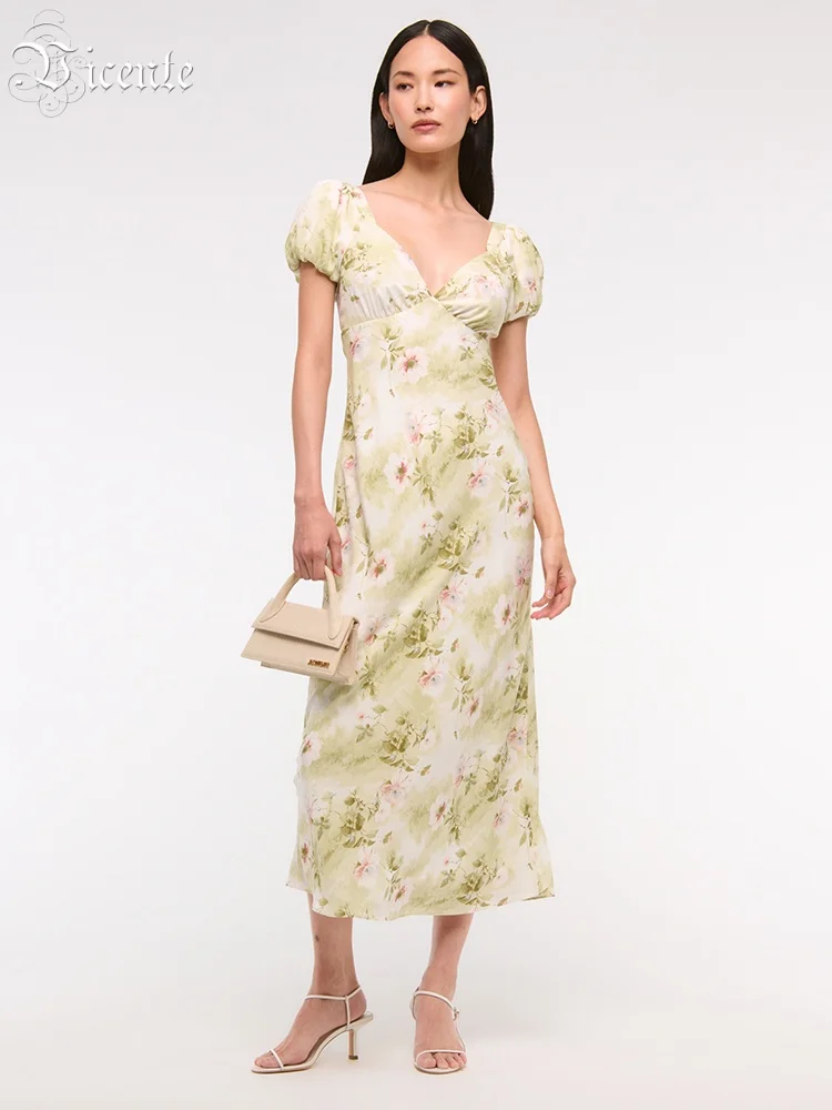 VC Elegant Floral V-Neck Midi Dress with Puff Sleeves and Back Cut-Out for a Spring Party
VC Elegant Floral V-Neck Midi Dress with Puff Sleeves and Back Cut-Out for a Spring Party