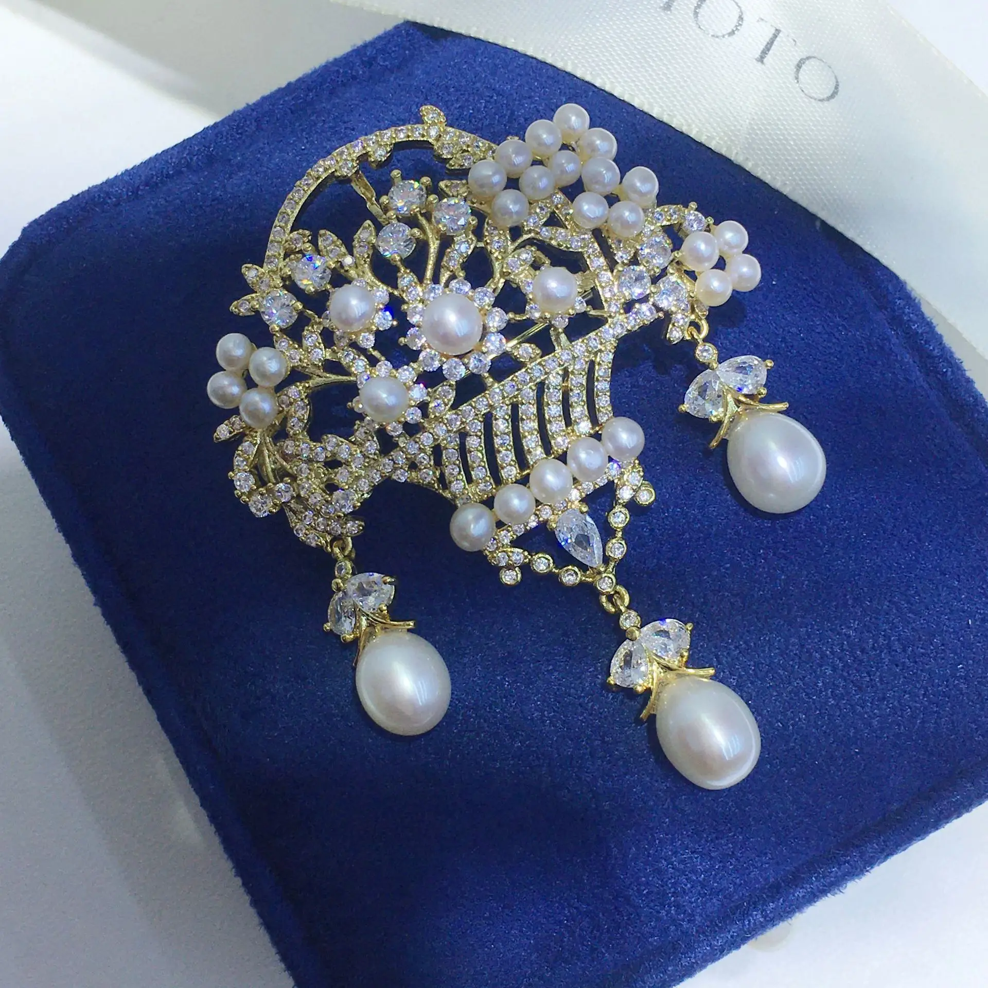 Natural Freshwater Pearl Brooch Vintage Palace Style Flower Basket Design with Zircon Inlay Pin for Women
Natural Freshwater Pearl Brooch Vintage Palace Style Flower Basket Design with Zircon Inlay Pin for Women