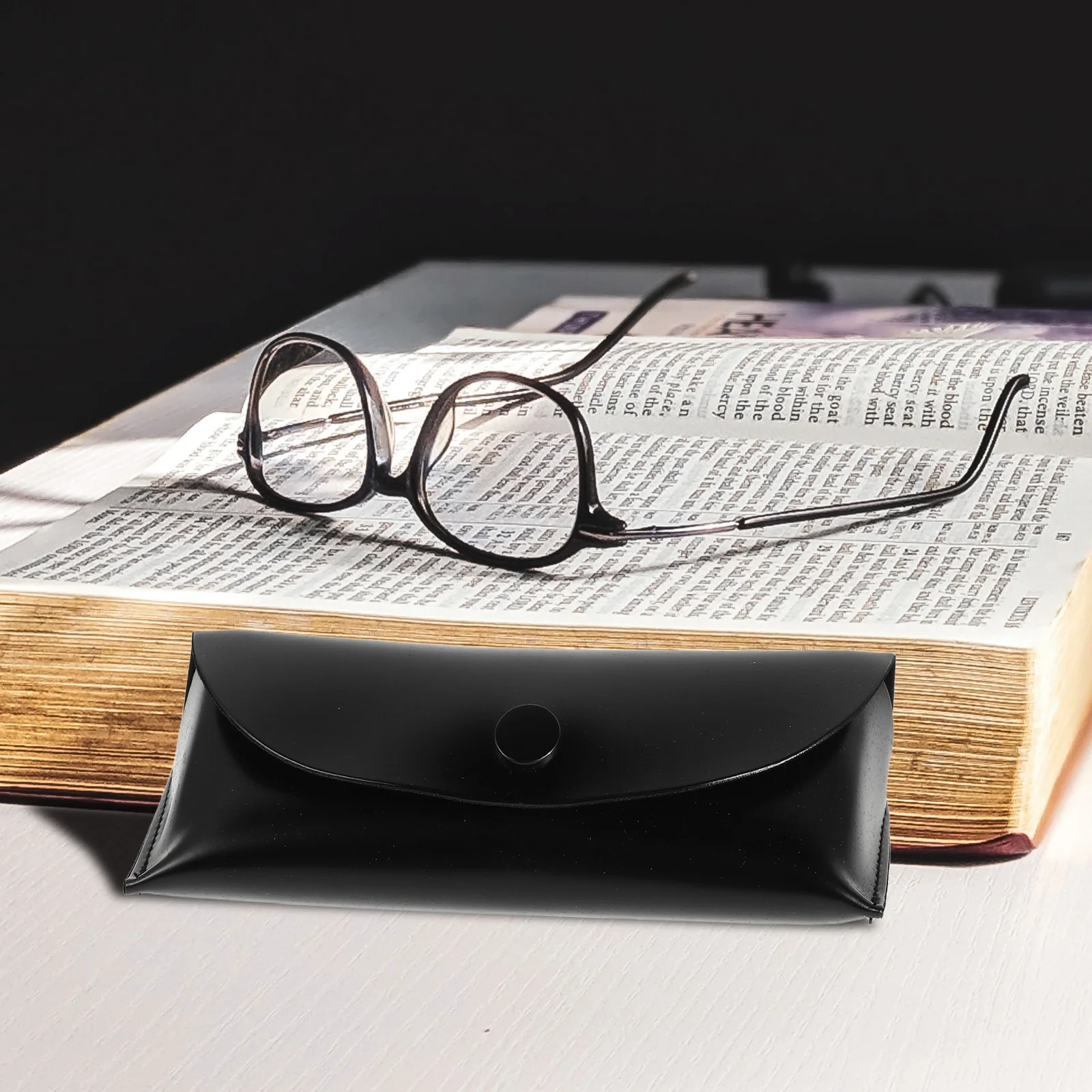 Glossy Black Glasses Case PU Soft Eyewear Sunglasses Storage Box for Travel Large Capacity Dust Resistant
Glossy Black Glasses Case PU Soft Eyewear Sunglasses Storage Box for Travel Large Capacity Dust Resistant