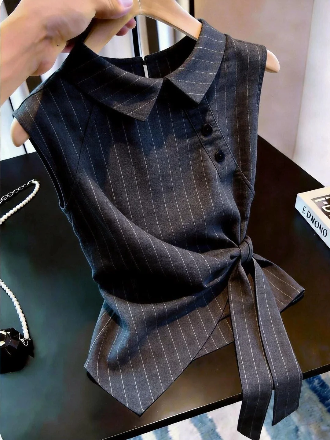 Summer 2026 Stripe Neck Sleeveless Vest Women's Fashion Ageless Tie Waist High-End Feelings Versatile Straight Cut Silk Top
Summer 2026 Stripe Neck Sleeveless Vest Women's Fashion Ageless Tie Waist High-End Feelings Versatile Straight Cut Silk Top