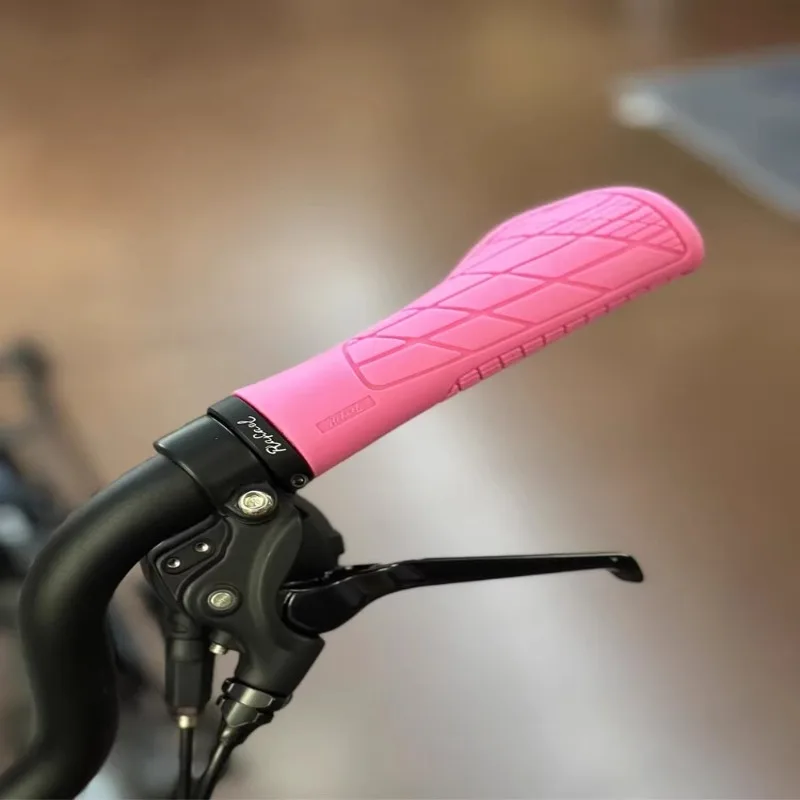 For Brompton Lightweight Bike Handlebars Comfortable Soft Durable Silicone Material Bicycle Grips Cycling Bicycle Parts
For Brompton Lightweight Bike Handlebars Comfortable Soft Durable Silicone Material Bicycle Grips Cycling Bicycle Parts