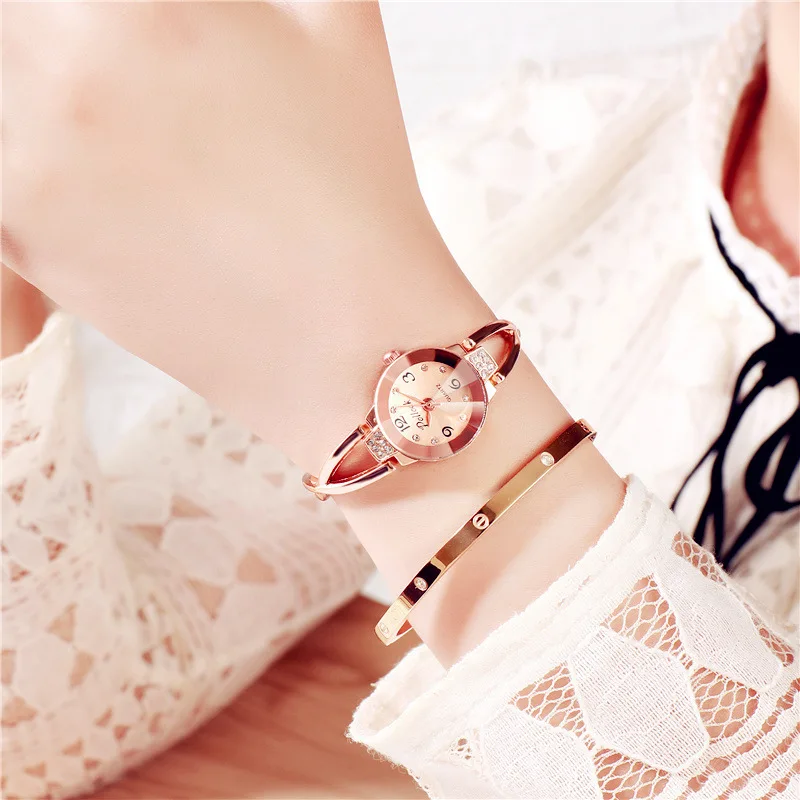 2023 New Ladies' Watches American Rhinestone Metal Bracelet Watch Small Dial Quartz Leisure Popular Wristwatch Ladies' Watches
2023 New Ladies' Watches American Rhinestone Metal Bracelet Watch Small Dial Quartz Leisure Popular Wristwatch Ladies' Watches